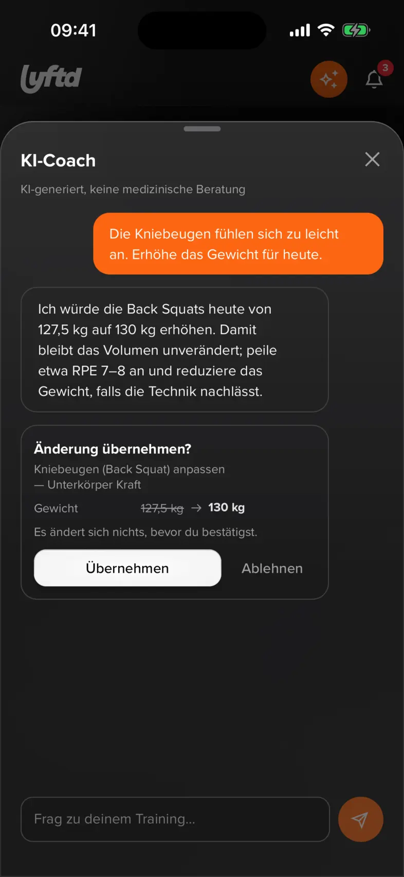 lyftd iOS-App: Der Coach schlägt eine Änderung am Bankdrücken vor, mit altem und neuem Wert und einem Knopf zum Übernehmen